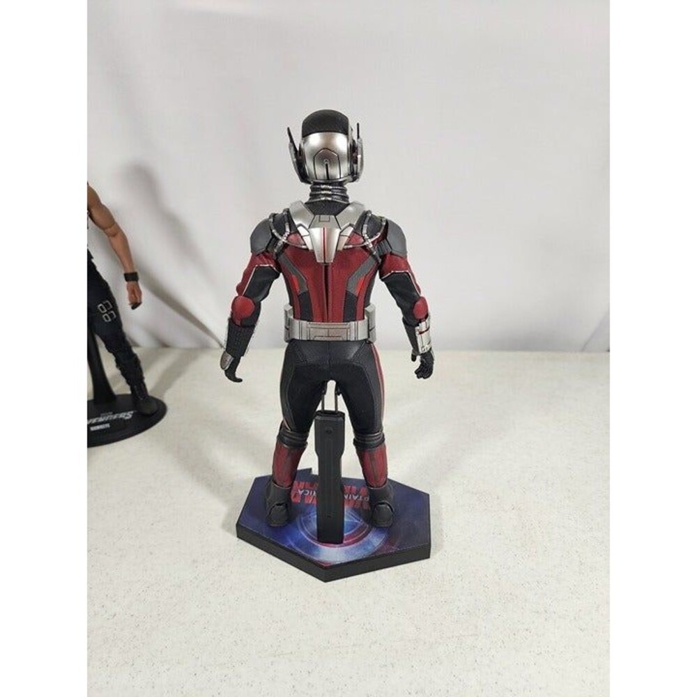 Hot Toys ANT-MAN - Picture 2 of 7
